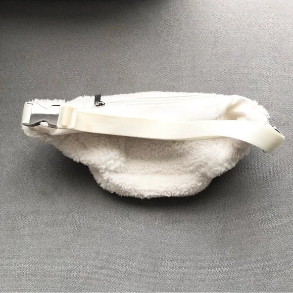 Alo Yoga Sherpa Explorer Fanny Pack Ivory - Picture 6 of 12